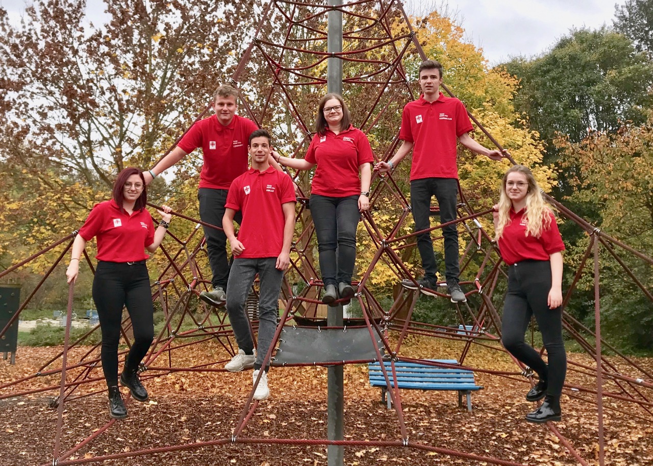 Das Team der Dorf-FSJler mit Projektkoordinatorin Sandra Holzapfel (m.). Foto: Caritas