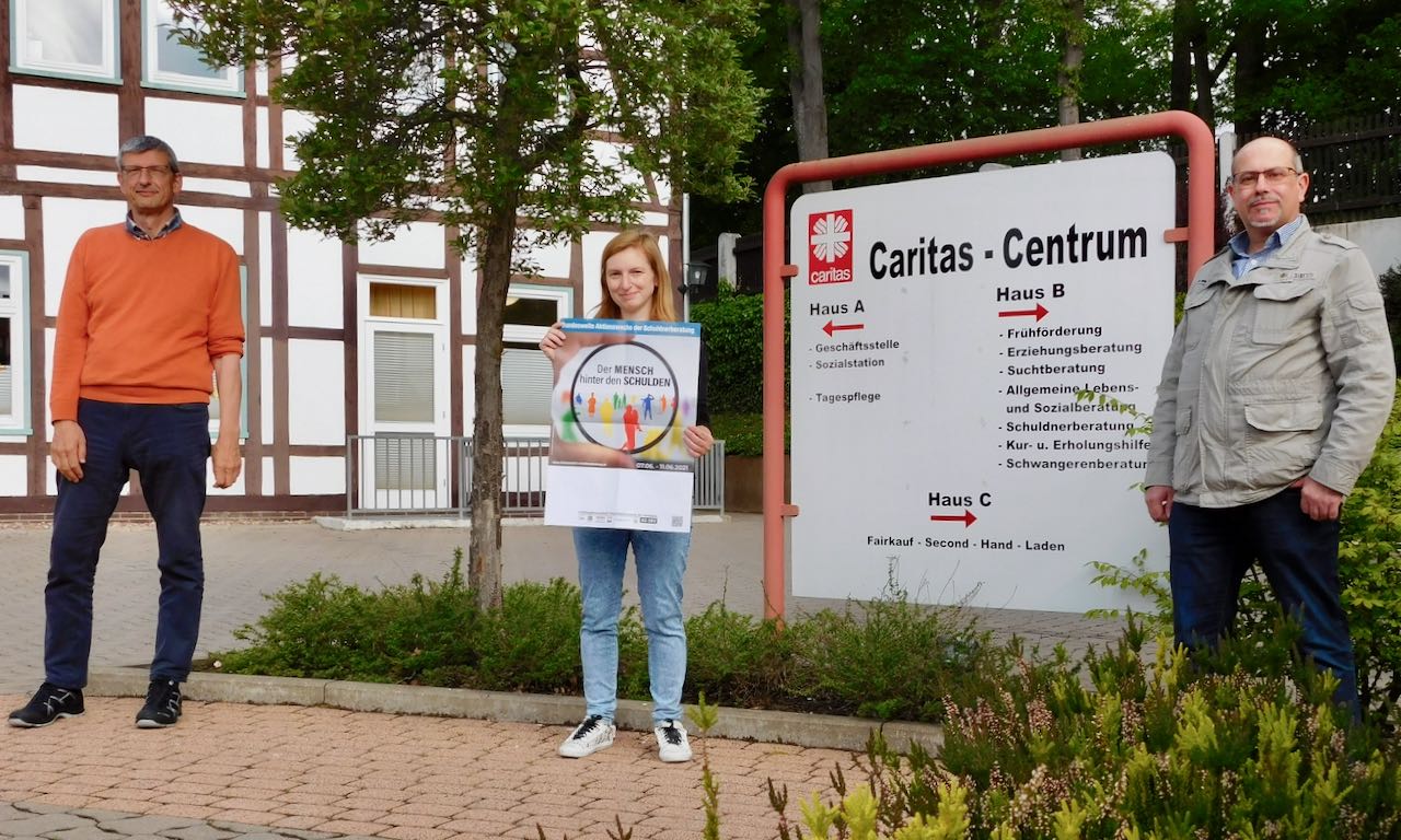 „Kinder besser vor Verschuldung schützen“ fordert die Caritas-Schuldnerberatung mit (v.l.) Thomas Pohl, Tina Hallemann und Michael Seifert. | Foto: Caritas Südniedersachsen&nbsp;