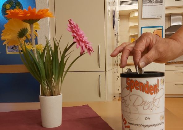 Die Gäste der Seniorenbegegnungsstätte im Lorenz-Werthmann-Haus haben über 500 Euro für die Aktion „Duderstadt hilft dem Ahrtal“ gespendet. | Foto: Riemekasten-Remy / Caritas Südniedersachsen