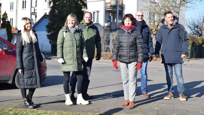Gemeinsamer Rundgang im Quartier (v.l.): Caritas-Mitarbeiterinnen Nicole Begunov und Anna Holland,&nbsp;Holger Schröder (Abteilungsleiter Kultur, Bildung, Sport, Stadt Northeim), Mathilde Henke (Leitung Caritas-Centrum Northeim), Bürgermeister Simon Hartmann und Arthur Lutsch (Geschäftsführer Wohnen in Northeim). | Foto: Johannes Broermann / cps&nbsp;