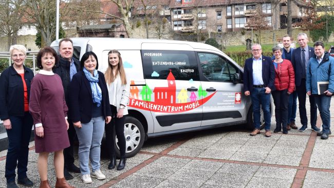 Freuen sich über das neue „Familienzentrum mobil Northeim“ (v.l.): Dörte Rojahn (Landkreis Northeim, Leiterin Fachbereich 32 Kinder und Familie), Mathilde Henke (Leitung Caritas-Centrum Northeim), Harald Rode (Landkreis Northeim, Dezernent für Jugend und Soziales), Astrid Klinkert-Kittel (Landkreis Northeim, Landrätin), Nadine Dirks (Mitarbeiterin Familienzentrum mobil), Jens Meyer (Bürgermeister Gemeinde Kalefeld), Heike Müller-Otte (Bürgermeisterin Stadt Moringen), Sven Wolter (Bürgermeister Stadt Dassel), Gerald Wucherpfennig (Bürgermeister Flecken Bodenfelde) Uwe Ahrens (Bürgermeister Gemeinde Katlenburg-Lindau) | Foto: Broermann / cps 