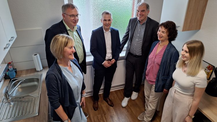 Freuen sich über die neue Küche im Quartierstreff (v.l.): Projektmanagerin Anna Holland, Caritas-Vorstand Ralf Regenhardt, Steffen Baltes von der KSN, Caritas-Vorstand Holger Gatzenmeyer und die Caritas-Mitarbeiterinnen Mathilde Henke und Nicole Begunov. | Foto: Broermann / cps