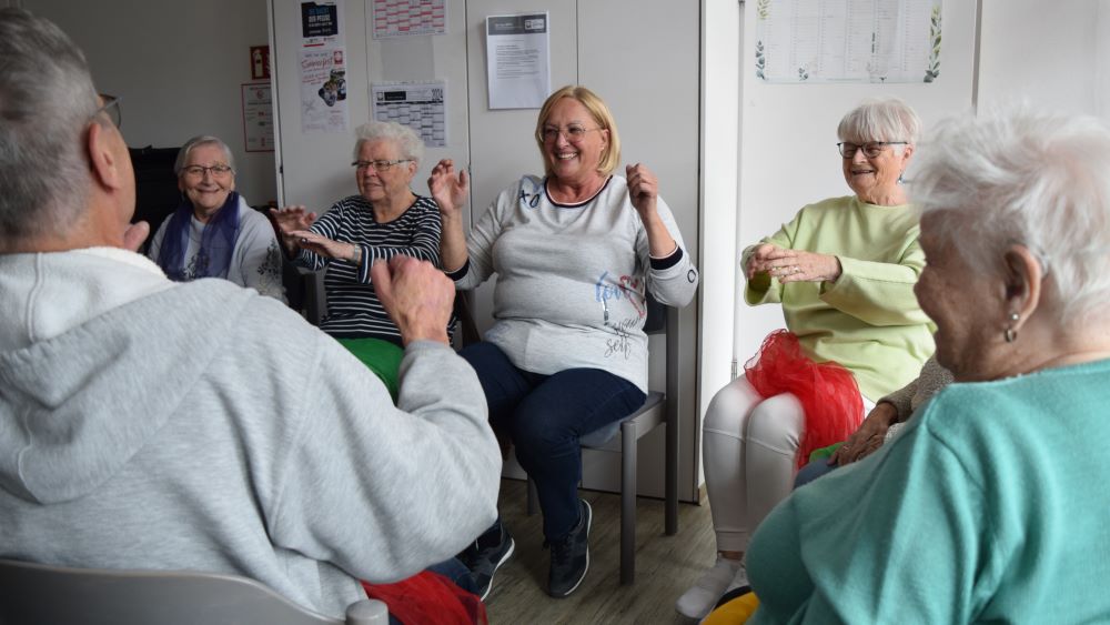 Caritas-Mitarbeiterin Gabi Photenhauer (Mitte) leitet die Carena-Gruppe Rittmarshausen. | Foto: Johannes Broermann / cps
