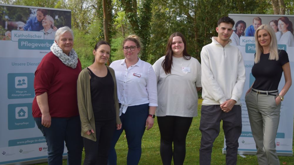 Arbeiten begeistert in der Pflege (v.l.): Marlen Reinold, Andrea Gries, Anna Hartmann, Lina Wiese, Mudi Uygur, Lena Walter. | Foto: Johannes Broermann / cps