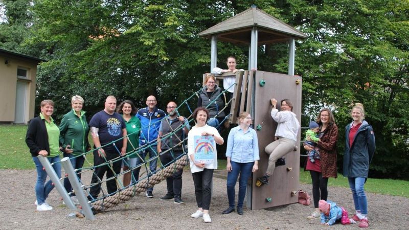 Sie laden zum ersten Weltkindertags-Fest in Dassel ein: Lena Ermuth vom Fischclub, Andrea Kamrowski vom WPZ Weserbergland und dem Sollingverein, Stadtjugendfeuerwehrwart Niklas Schewe-Schweiß, Sabrina Ahrens vom Spielmannszug Amelsen, Matthias Riemer vom DSC, der Amelser Ortsjugendpfleger Dominik Traupe, Mathilde Henke von der Caritas, Lena Sieburg von den Discgolfern und dem Verein Hof.Kultur, Katharina Besel vom SV Mackensen, Janina Wilharm vom Caritas Familienzentrum, Stadtjugendpflegerin Katja Gouwelis, Franzi Kreuzinger und Pauline Golze von Hof.Kultur. | Foto: Stöckemann / Einbecker Morgenpost