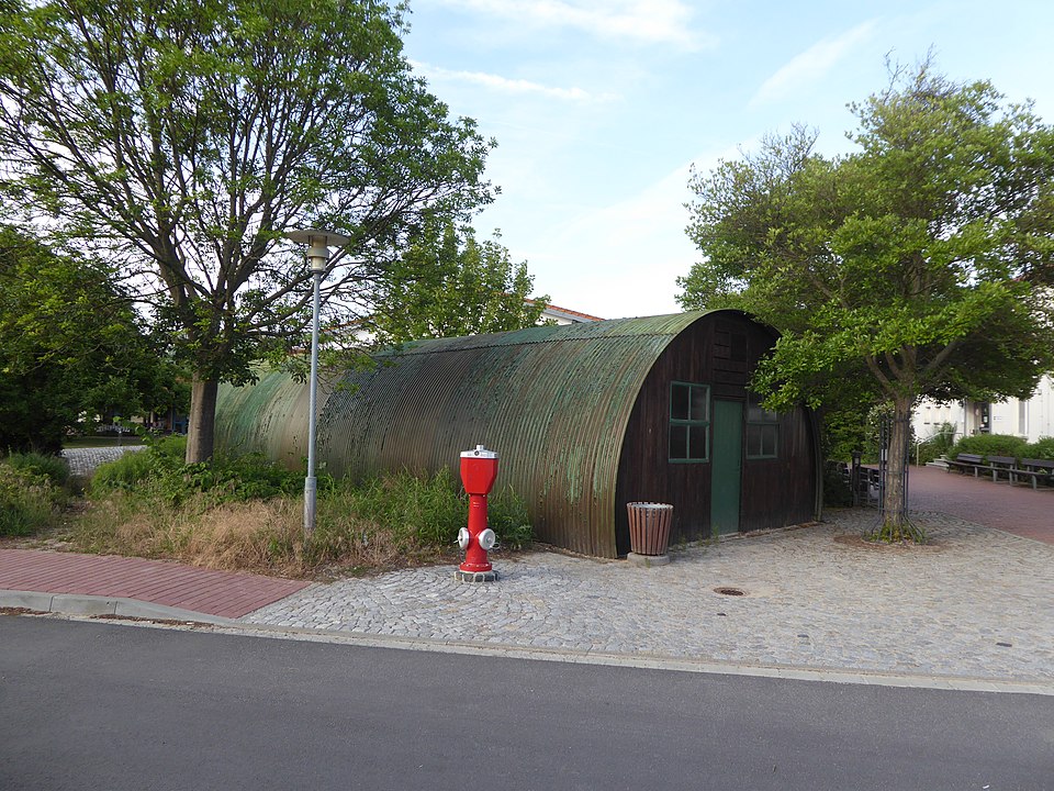 Rekonstruierte Nissenhütte im Lager Friedland | Foto: Simon-Martin - Eigenes Werk, CC BY-SA 4.0