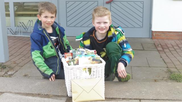 Die Kindergartenkinder freuen sich über die Antworten.