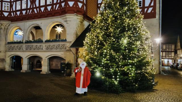Der heilige Nikolaus vor dem Duderstädter Rathaus in der Marktstraße.
