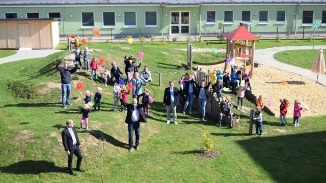 Jubelten gemeinsam mit Bürgermeister Thorsten Feike (Mitte): Kinder und Mitarbeitende im Inklusiven Campus Duderstadt sowie die Caritas-Vorstände Holger Gatzenmeyer (l.) und Ralf Regenhardt (2. v.l.) freuen sich über den Gewinn des Sonderpreises „Integration und Soziales“ beim Innovationspreis 2021 des Landkreises Göttingen. | Foto: Broermann / Caritas