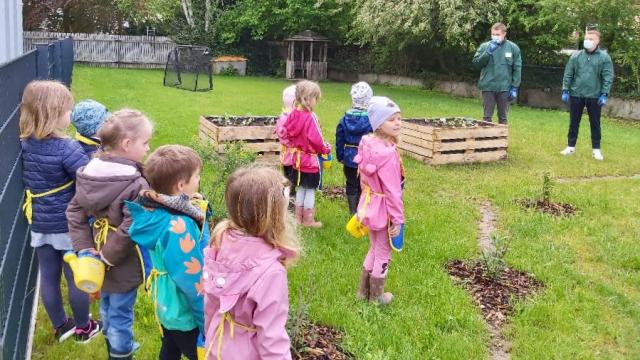 Kinder der KiTa für Alle im Inklusiven Campus Duderstadt lernen, wie Gemüse angebaut wird.