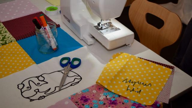 Das fertige Stück für die Patchworkdecke wurde vom Ministerpräsidenten signiert.