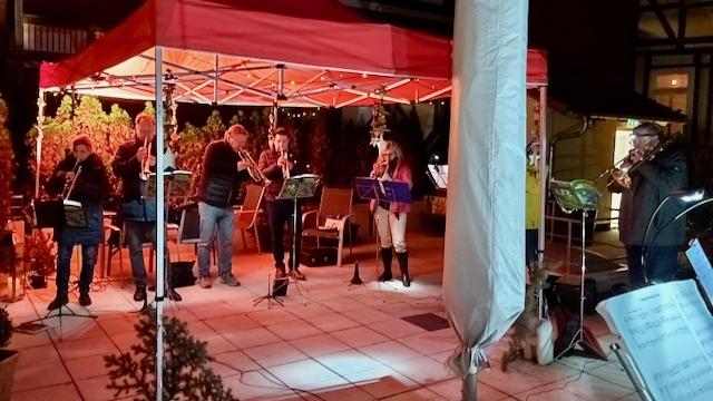 Zwölf Blechblasinstrumente erklingen auf der LWH-Dachterrasse mit adventlichen und weihnachtlichen Melodien. | Foto: Caritas