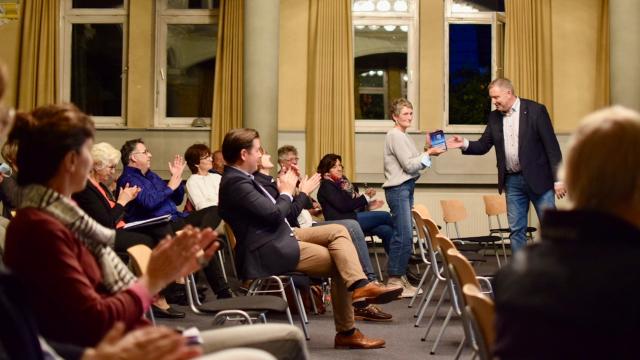 Ralf Regenhardt überreicht Dagmar Wüstefeld stellvertretend für das gesamte Team die Trophäe des Innovationspreises 2021.