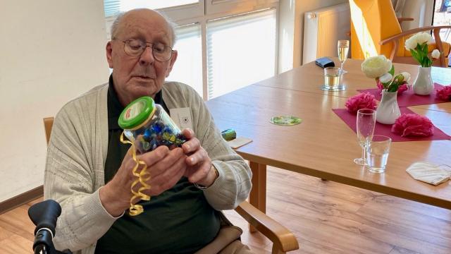 Wie viele Murmeln sind im Glas? Werner Schwiegershausen lag mit seiner Antwort richtig und gewann das Schätzspiel. | Foto: Caritas Südniedersachsen