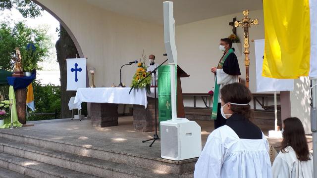 Der Freialtar auf der Wallfahrtswiese stand in unmmittelbarer Nähe zur Caritas-Pilgergruppe. | Foto: Caritas Südniedersachsen