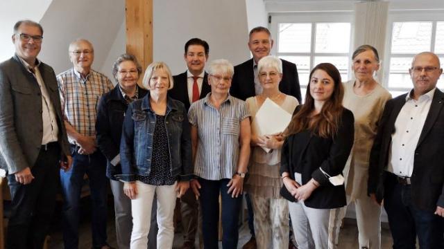 Landrat Marcel Riethig (5. v. l.) überreichte die Ehrenamtskarten persönlich in Duderstadt. | Foto: Claudia Nachtwey / cps