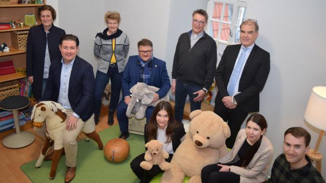 Engagieren sich gemeinsam für ein gelingendes FamilySchooling (v.l.): Heike Jagemann (Caritas), Landrat Marcel Riethig, Angela Schmiel-Richter (Jugendamt), Bürgermeister Thorsten Feike, Propst Thomas Berkefeld, Isabel Lubojanski (Caritas), Caritas-Vorstand Holger Gatzenmeyer sowie die Team-Mitglieder Sarah Nolte und Jan Grobecker. | Foto: Broermann / cps