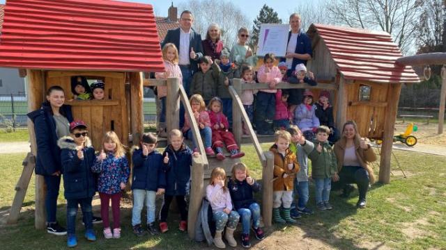 Holger Schulz von der Barmer und Angelika Maasberg vom Kompetenzzentrum überbrachten die Urkunde der Kita-Leitung Dagmar Wüstefeld und Moritz Heller (hinten von links). | Foto: Inklusiver Campus