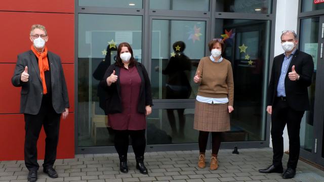 Freuen sich auf die Zusammenarbeit (v.l.): Dechant Wigbert Schwarze, Vorsitzender des Caritasrats, Kerstin Falkuß, Heike Jagemann, Leiterin des Geschäftsbereichs „Soziale Dienste und Kindertagesstätten“ und Holger Gatzenmeyer, Vorstand der Caritas Südniedersachsen. | Foto: kpg