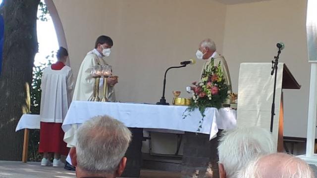 Weihbischof Dr. Nikolaus Schwerdtfeger (r.) zelebrierte die Wallfahrtsmesse. | Foto: Stefanie Jünemann
