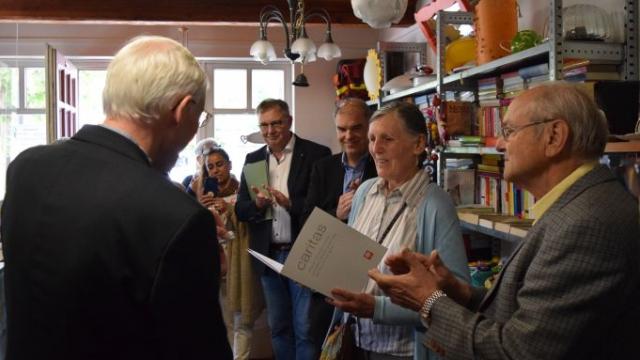 Gerdi Breuksch erhält die Ehrennadel in Gold des Deutschen Caritasverbandes zusammen mit einer Urkunde, überreicht von Weihbischof Dr. Nikolaus Schwerdtfeger. | Foto: Johannes Broermann / cps