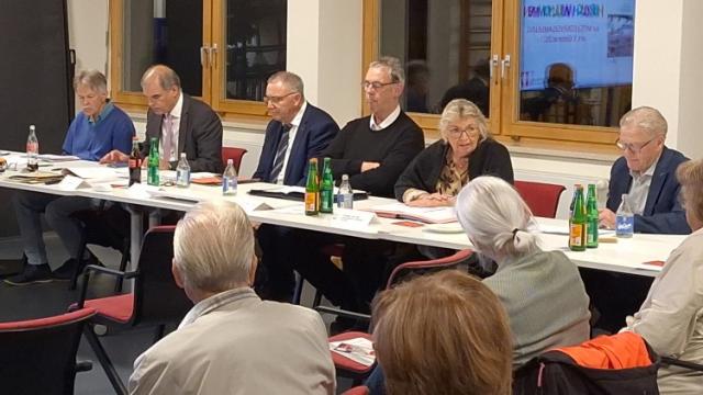 Annelore von Hof moderiert die Mitgliederversammlung. | Foto: Johannes Broermann / cps