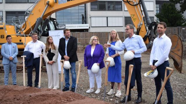 Architekt Michael Großmann (2.v.r.) erklärt das Konzept des Neubaus. | Foto: Johannes Broermann / cps