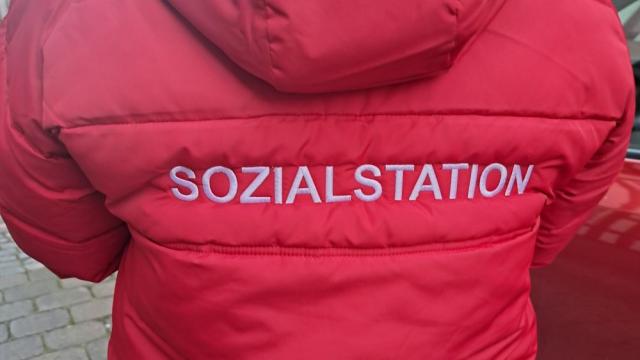 Pünktlich zur Winterzeiten halten nun neue Winterjacken die Mitarbeitenden warm.