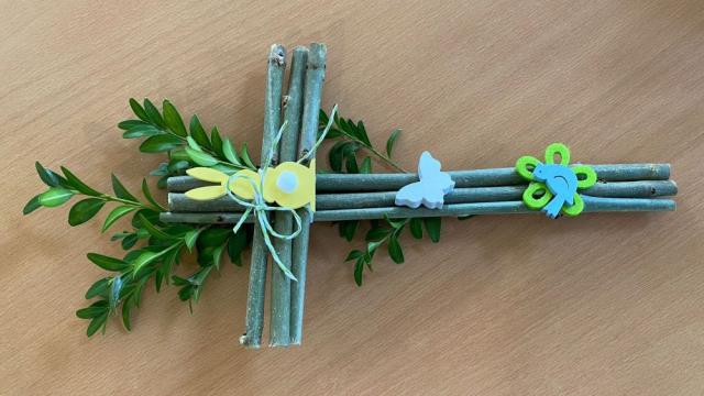 In unserer Tagespflege wurden Palmkreuze aus Naturmaterialien gebastelt.