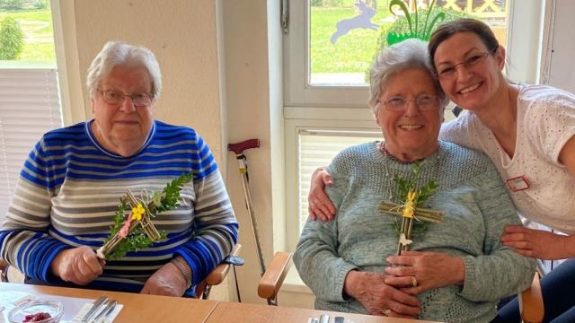 In unserer Tagespflege wurden Palmkreuze aus Naturmaterialien gebastelt.
