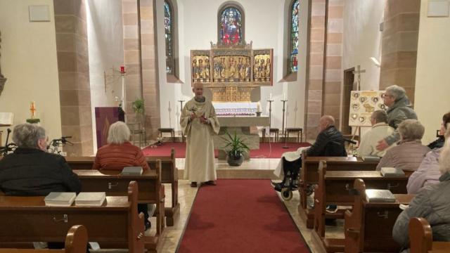 Guntram Czauderna hielt mit unseren Tagesgästen die Kreuzwegandacht in St. Andreas in Mingerode.