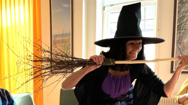 Pünktlich zum Thema „Walpurgisnacht“ konnten sich unsere Gäste über den Besuch der Kräuterhexe „Walburga“ freuen. | Foto: Caritas