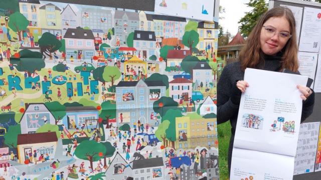 Larissa erklärt am Stand des Stadtjugendrings den Kindern ihre Rechte. | Foto: Mathilde Henke / Caritas