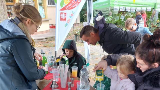 Hier werden die Cocktails „Sonnenaufgang“ (links) und „Schwimmbad“ (rechts) zubereitet. | Foto: Mathilde Henke / Caritas