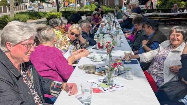 Mehr als 20 Meter lang war die Kaffeetafel, die kürzlich am Duderstädter Schützenring vor dem Jufi aufgebaut wurde. | Foto: Caritas