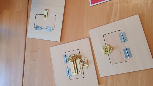 Das Foto zeigt mehrere Türschlösser auf Brettern zum Üben.