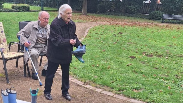 Das Bild zeigt jemanden beim Abwerfen eines Gummistiefels.