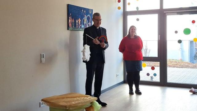 Bischof Dr. Heiner Wilmer erhielt Geschenke von den Kindergartenkindern. | Foto: Vera Wölk