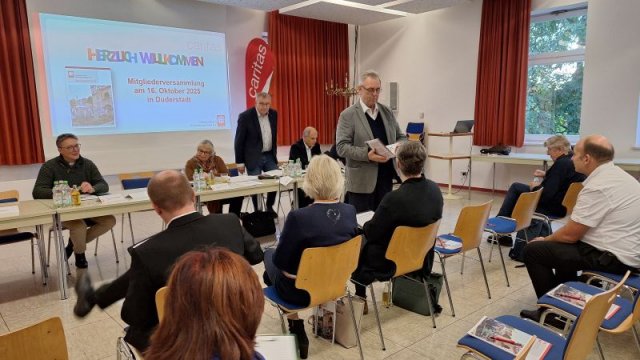 Das Bild zeigt Dechant Wigbert Schwarze bei der Begrüßung.