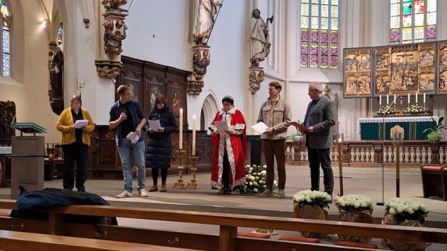 Das Foto zeigt den Altarraum der Basilika.