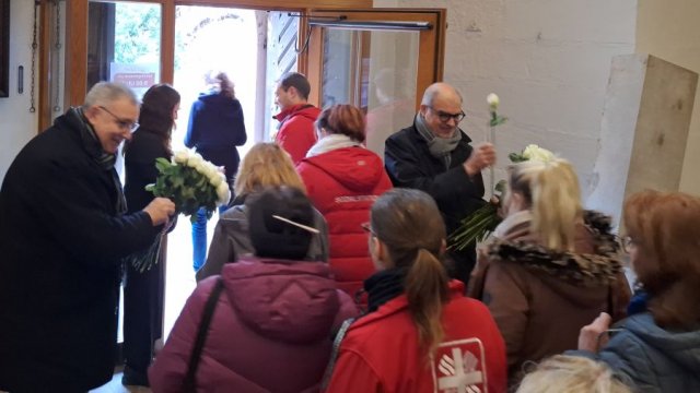 Das Foto zeigt wie die Rosen am Ausgang der Basilika verteilt werden.