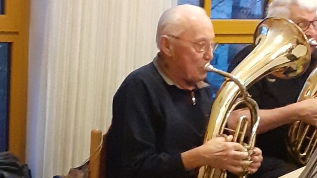 Das Foto zeigt Adolf Heckmann beim Spielen des Baritonhorns.
