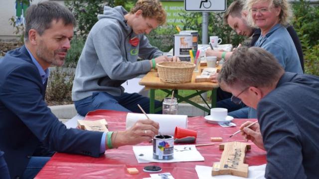 Kreishandwerksmeister und Landtagsmitglied Christian Frölich (l.) und Domkapitular Propst Thomas Berkefeld (r.) fertigten Hinweisschilder für den Campus an. | Foto: Broermann