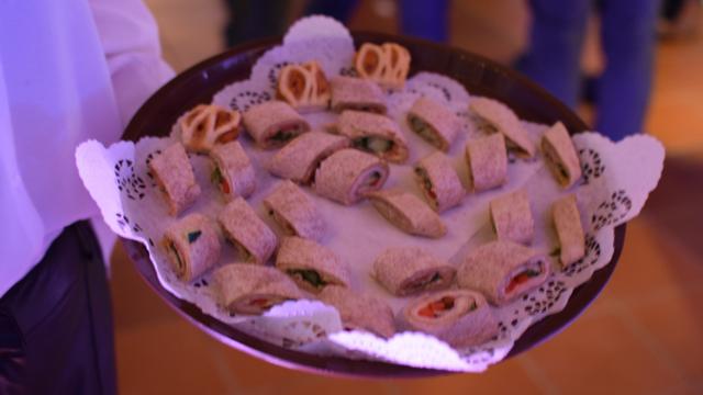 Zum Essen werden Häppchen gereicht.