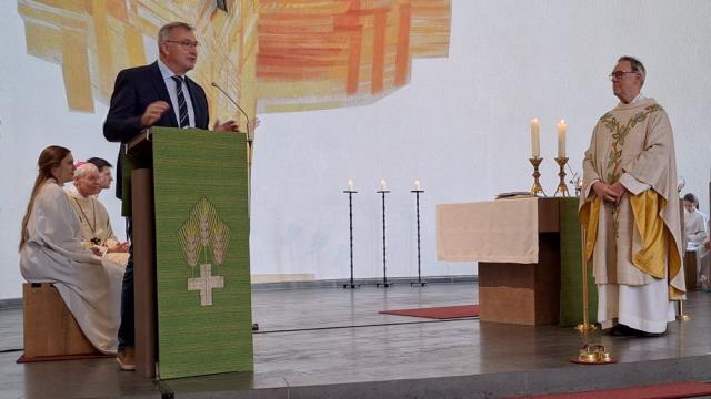 Ralf Regenhardt überbringt im Namen der Caritas Glück- und Segenswünsche. | Foto: Johannes Broermann